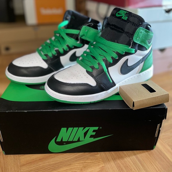 AIR JORDAN 1 RETRO HIGH OG GS
BLACK/LUCKY GREEN-WHITE
Read description *** - Picture 1 of 4